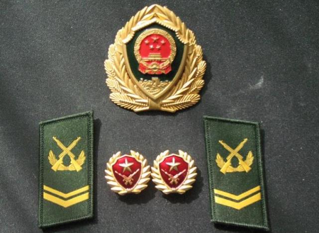 上图为武警士官警衔,而下图为士官军衔,可以看出解放军与武警的衔级是