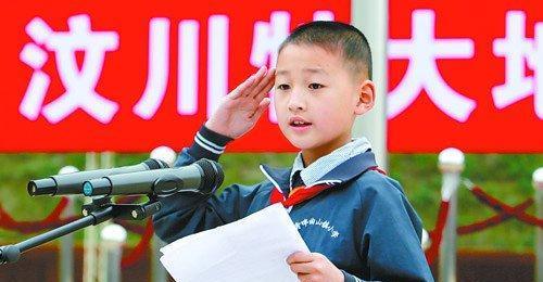 汶川地震中的3歲男孩,被救出時曾向解放軍敬禮,現在怎麼樣了