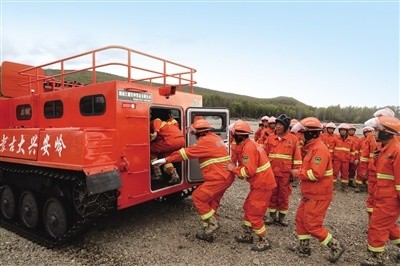 扑火队员从天降 以水灭火显神威|灭火|内蒙古森工集团|内蒙古大兴安岭