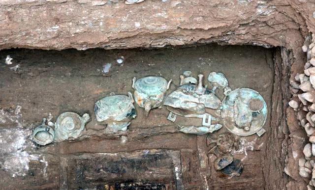 在对古墓的考古发掘中,如何通过出土文物推断墓主人身份?