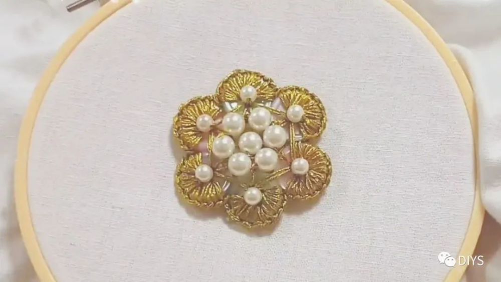 "手工折纸"时尚又漂亮的珍珠纽扣花!_腾讯新闻