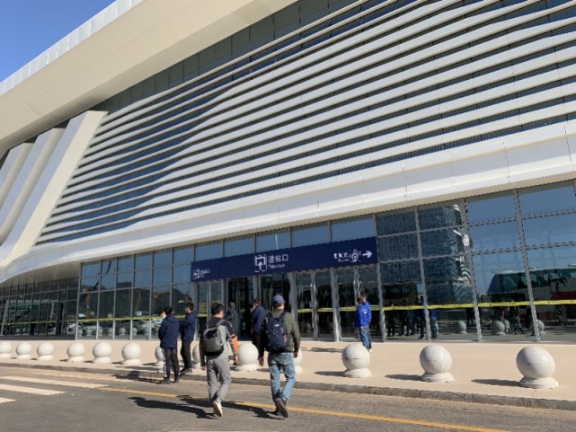 12月2日,南都记者搭乘赣深高铁的试行列车,提前来到河源东站探营.