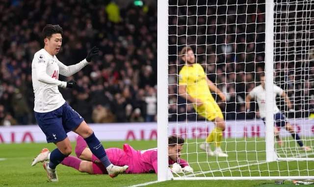 英超2-0!孙兴慜独造2球激情滑跪,孔蒂竖起两根手指意气风发