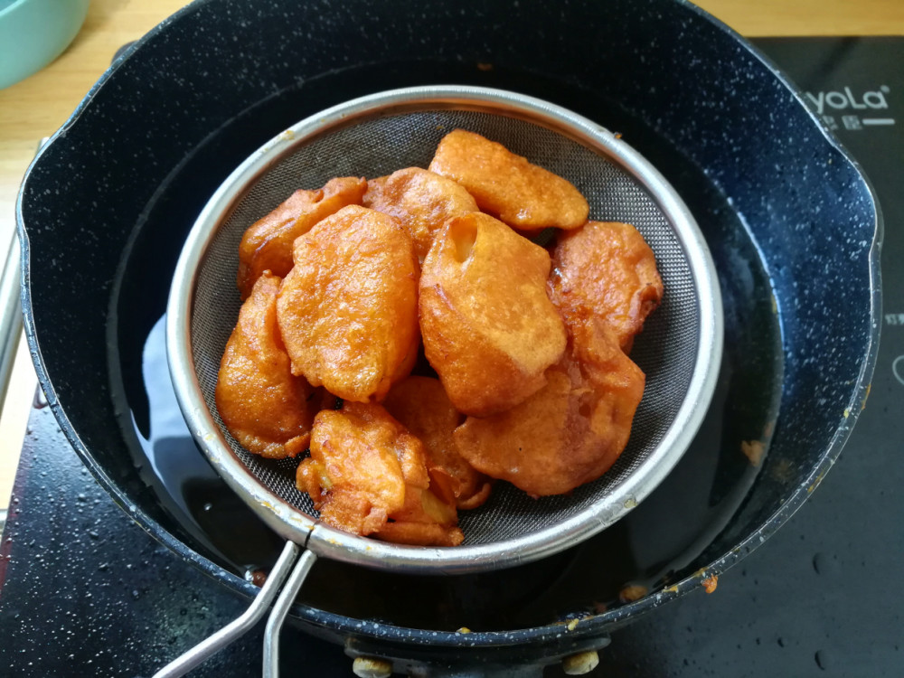 杏鲍菇炸到定型,浮上油面,转大火再炸1分钟,捞出来沥一下油.