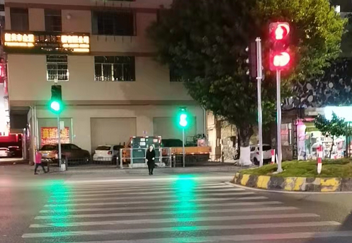 一条斑马线要等两个红绿灯?行人在南郊这里应该怎么过街?