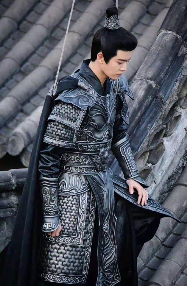 不过任嘉伦这么多古装造型中,还是《锦衣之下》的古装最帅气.