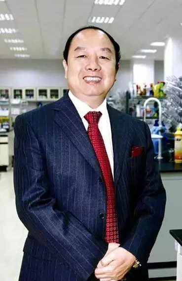 23岁与弟弟以三千元合开小卖部起家如今身价160亿