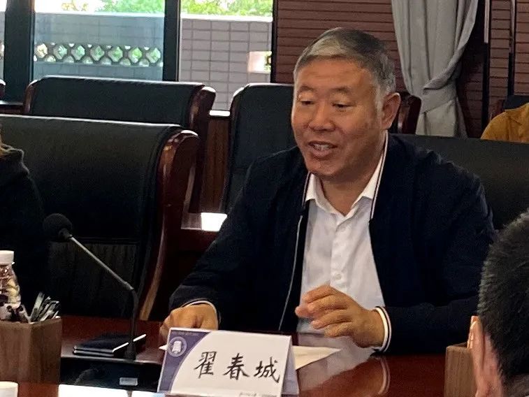 我校校长翟春城,校长助理刘剑荣在中学部综合楼二楼会议室接待了邱向