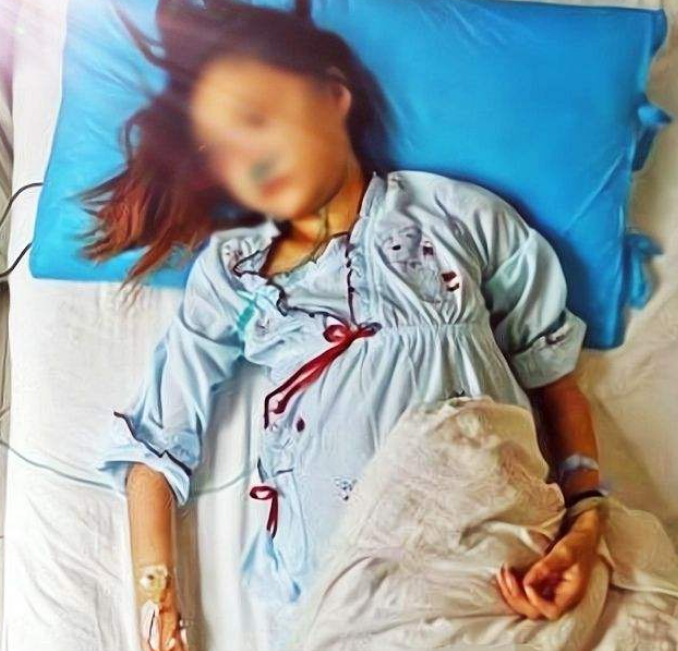 黑龙江某高校女生在厕所产子女生动作引争议老师做法获好评