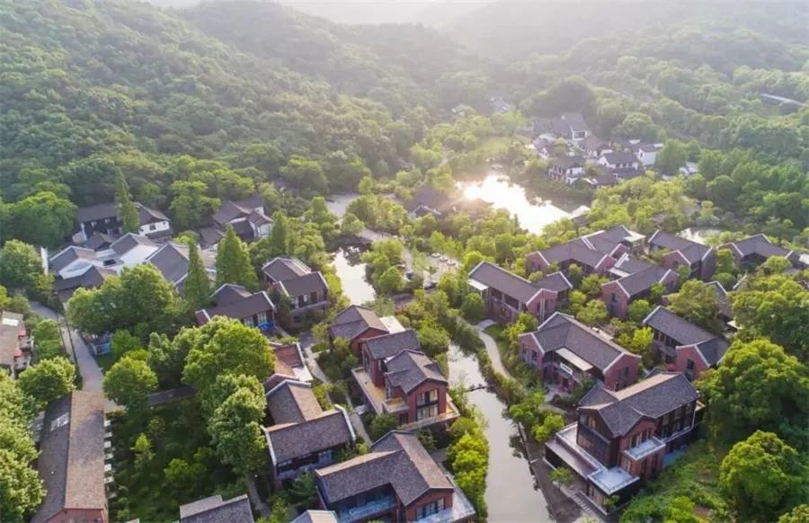 比如坐落在杭州玉皇山基金小镇,玉皇山处在西湖风景名胜区内,这块地