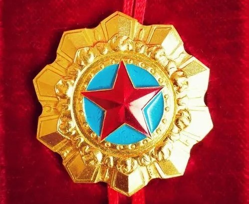 年轻男子偷卖老爹勋章,贩子摇头不敢收:你爹是狼牙山五壮士