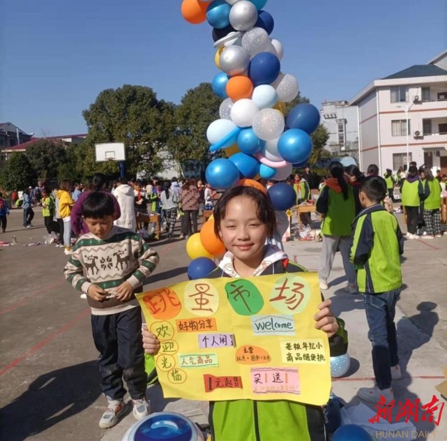 自主經營攤位,有揮舞著廣告牌大聲吆喝的