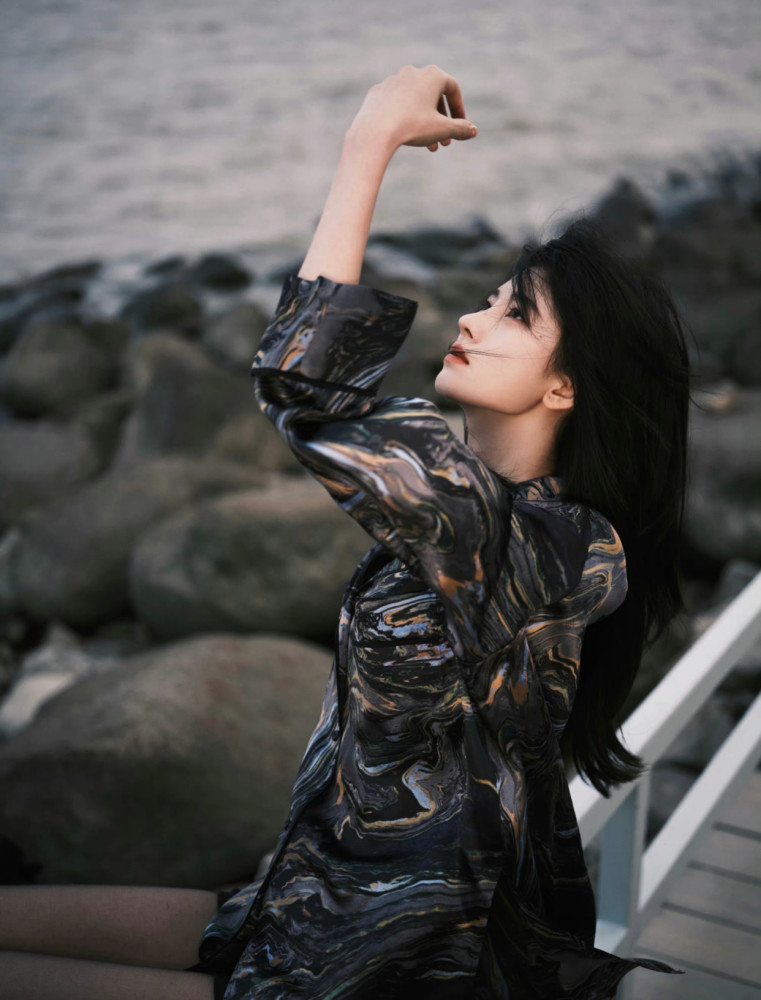 鞠婧祎氛围感大片来袭,黑丝搭配衬衫,美得性感又高级