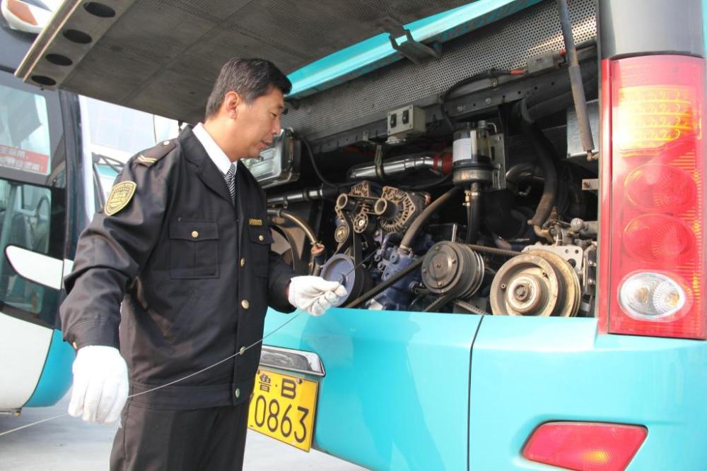 全国仅8人青岛这名长途客车司机安全驾驶超300万公里