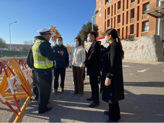 郑州市交警二大队西开发区中队队长许建军,民警常鑫鑫在学校校长李淦