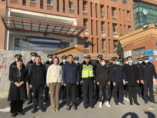 郑州市交警二大队西开发区中队队长许建军,民警常鑫鑫在学校校长李淦