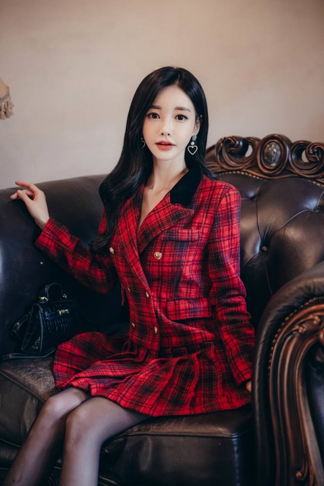 韩国女神孙允珠定拍时尚写真:肯辛顿庄园名伶红黑呢绒衣裙_腾讯新闻