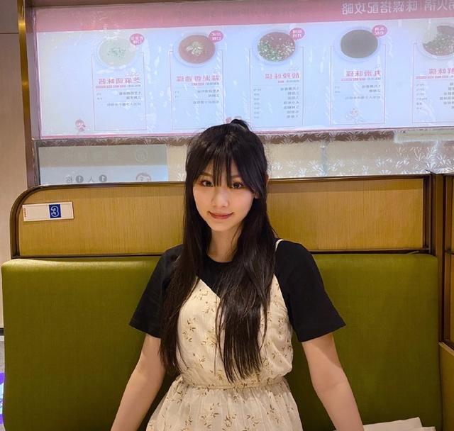 当然,此前的浙江赛区,阿的江的家属当中,他的女儿阿迪娜同样是出现在