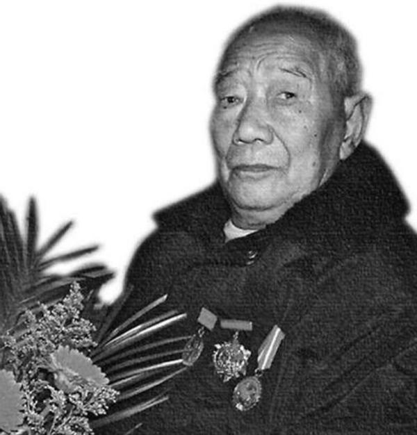 退休老头游北京被开国上将请去博物馆儿女才知父亲身份不简单