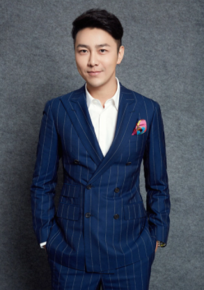 主持人陈欢晒出海照,刘恺威蹲甲板上认真挑鱼,衣服脏乱都没注意_腾讯