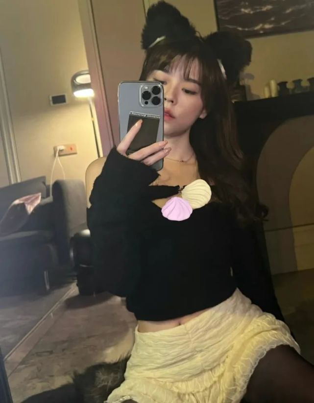 沫子戴兔耳朵拍照看见淑女坐姿网友乐了不愧是女神