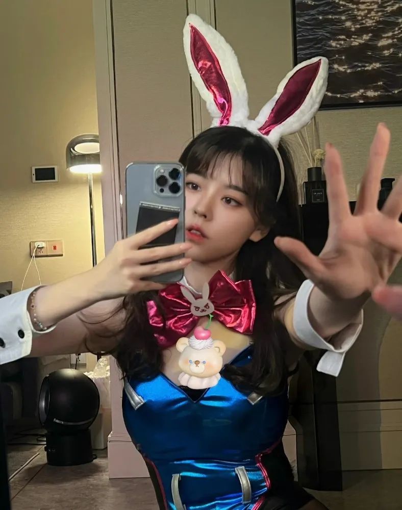 沫子戴兔耳朵拍照,看见淑女坐姿网友乐了:不愧是女神!_腾讯新闻