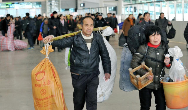 工地怪象:包工头是孙子,农民工是大爷!