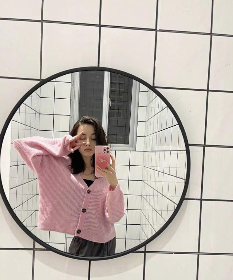 迪丽热巴立冬晒自拍对镜比耶好少女穿宽松毛衣难挡纤细小蛮腰