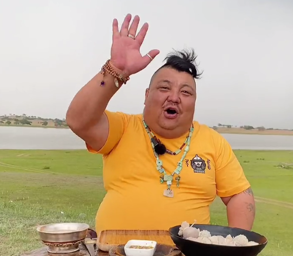 恩克餐厅再曝丑闻,蒙古包子120一斤服务还差,吃完回家就病倒了