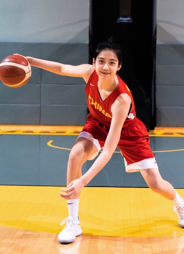 17岁长腿美女小将卓识助内蒙古女篮颜值战绩双第一_腾讯新闻
