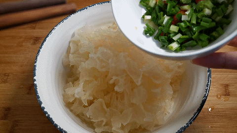 簡單一拌,加小米辣和蔥花點綴,色香味俱佳|蔥花|涼拌銀耳|大蒜|銀耳