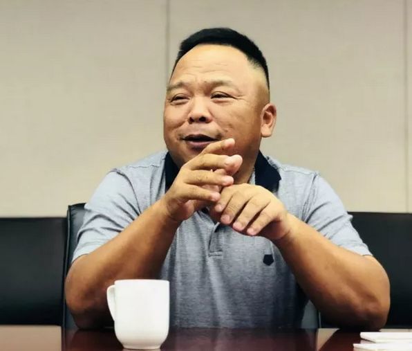 马建荣:13岁辍学打工,创业负债百万,成功逆袭百亿身家后,毫不吝啬地花