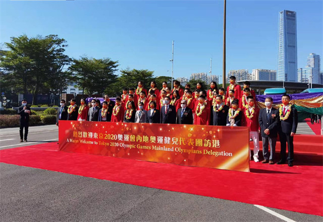 中国内地奥运健儿访港代表团抵达香港深圳湾口岸，正式开启了为期三天的交流活动。
