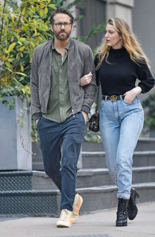 死侍带着老婆逛街,发际线后移太抢镜,女方金发碧眼身材诱人_腾讯新闻