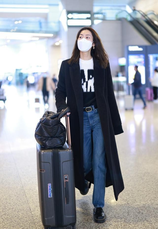 刘雯不愧是超模,一身气质大衣搭配现身机场,感觉就像t台走秀