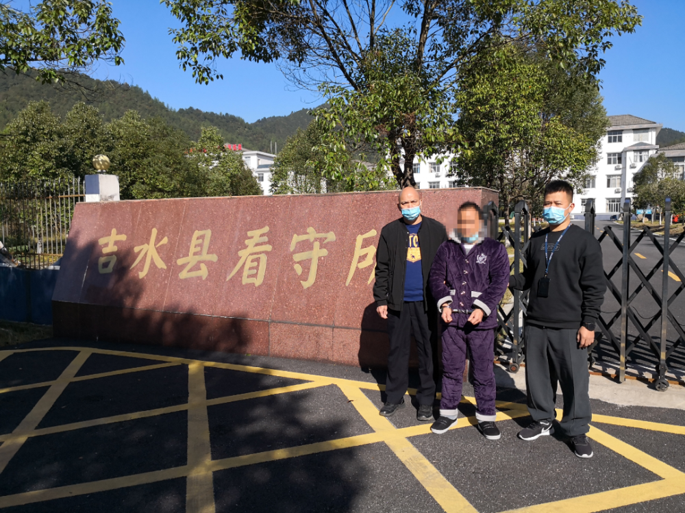 在当地公安机关的配合下成功将犯罪嫌疑人杨某先抓获并带回阳山看守所