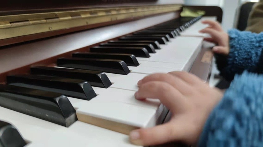 四川绵阳3岁萌娃熟练弹奏数十首钢琴曲背后故事令人泪目！