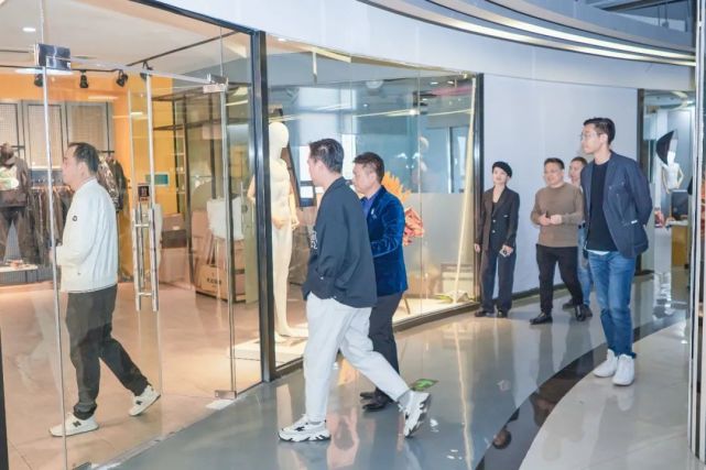 外贸升级及品牌打造等多个维度展开,调研组一行与中山市波特邦威服饰