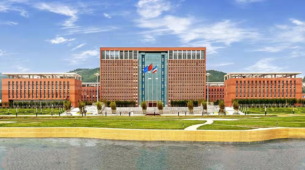 吉大哲学社会学院的师资力量也非常雄厚以孙正聿教授,孙利天教授和