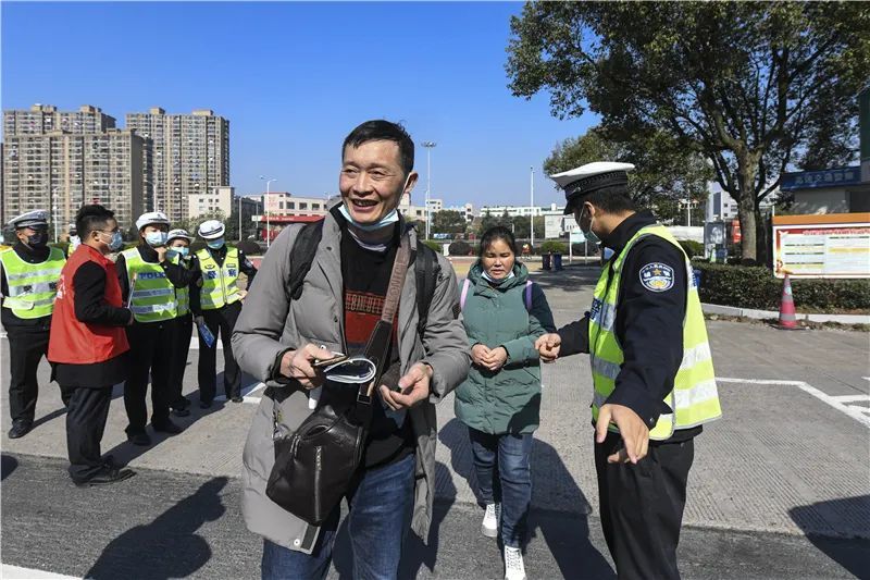 12月2日, 浙江省金華市金麗溫高速溫州方向武義服務區內, 交警正在