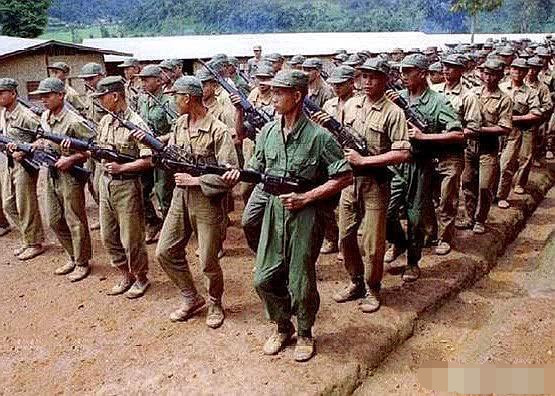 1989年,坤沙跟另一伙反政府武装合并,建立了掸邦革命政府,在1995年的