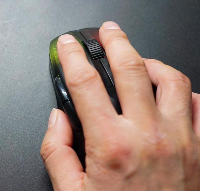 常用的握持手法是抓握,这种握法是手掌根部抵住鼠标尾部,手心悬空