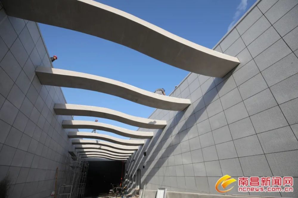 据了解,艾溪湖隧道是江西省首条叠层结构公轨共建隧道,上层为市政公路