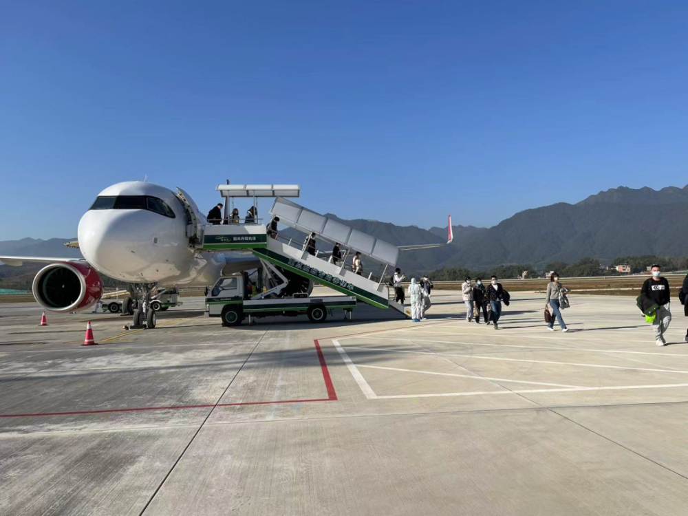 会按照防疫要求,进行核酸检测,乘坐此次航班旅客抵达韶关丹霞机场后