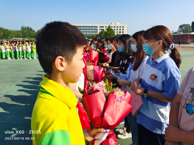 自2015年起,顺义区南法信中心小学开始尝试"我给老师发奖状"活动,旨在