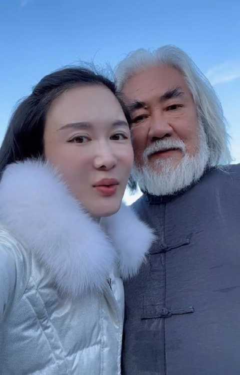 70岁张纪中与小31岁娇妻游黄山将儿子抗肩头后松手动作危险被提醒