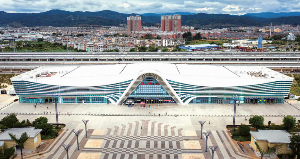 玉溪站位于玉溪市红塔区,距离昆明南站80公里,2016年开通运营,总建筑