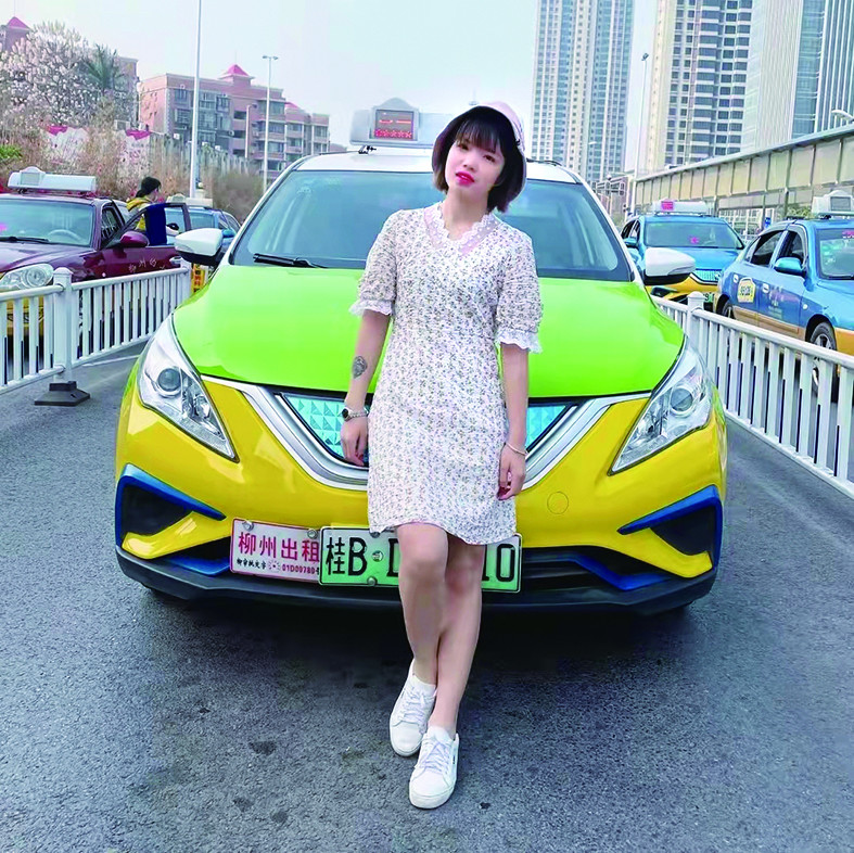 旋转翻滚转圈圈!柳州"蛙泳女孩"视频萌翻网友