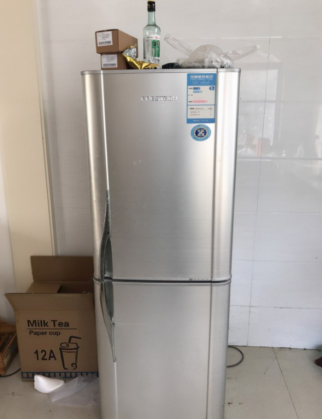 旧冰箱不要轻易断电虽说立着搬运不会影响冰箱寿命,但是保险起见还是