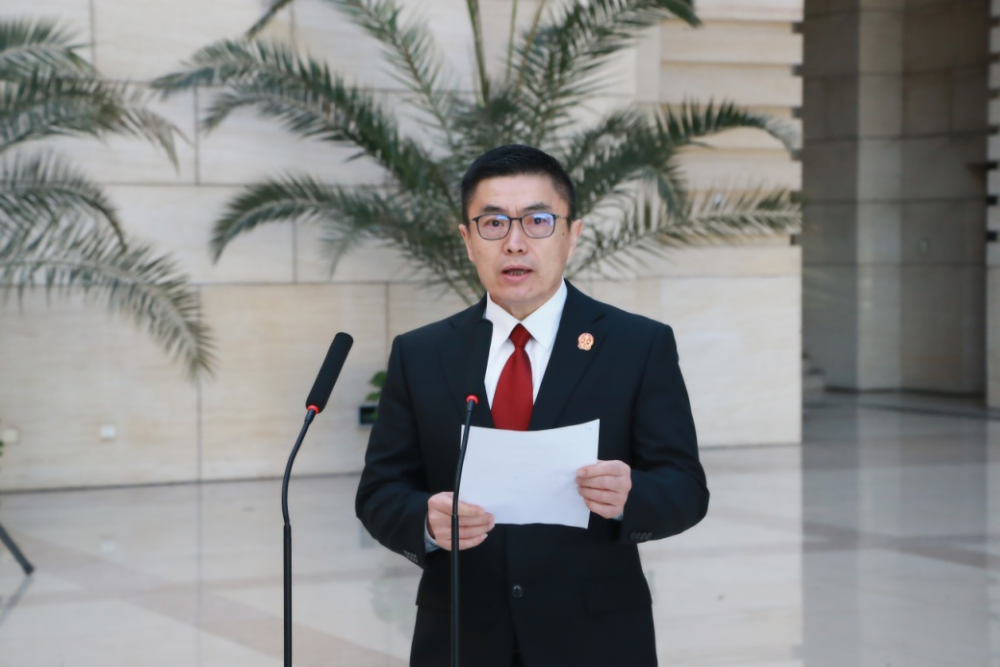 北京高院党组成员,政治部主任李旭辉主持宣誓仪式.